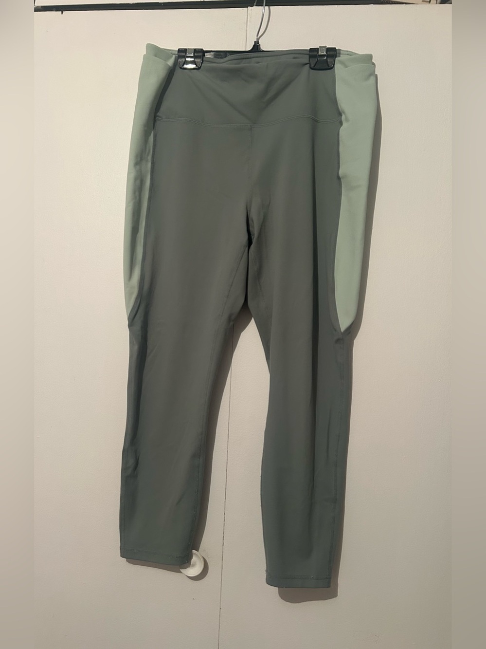 Reebok Two-Tone Sage Green Leggings with 2 side pockets xl